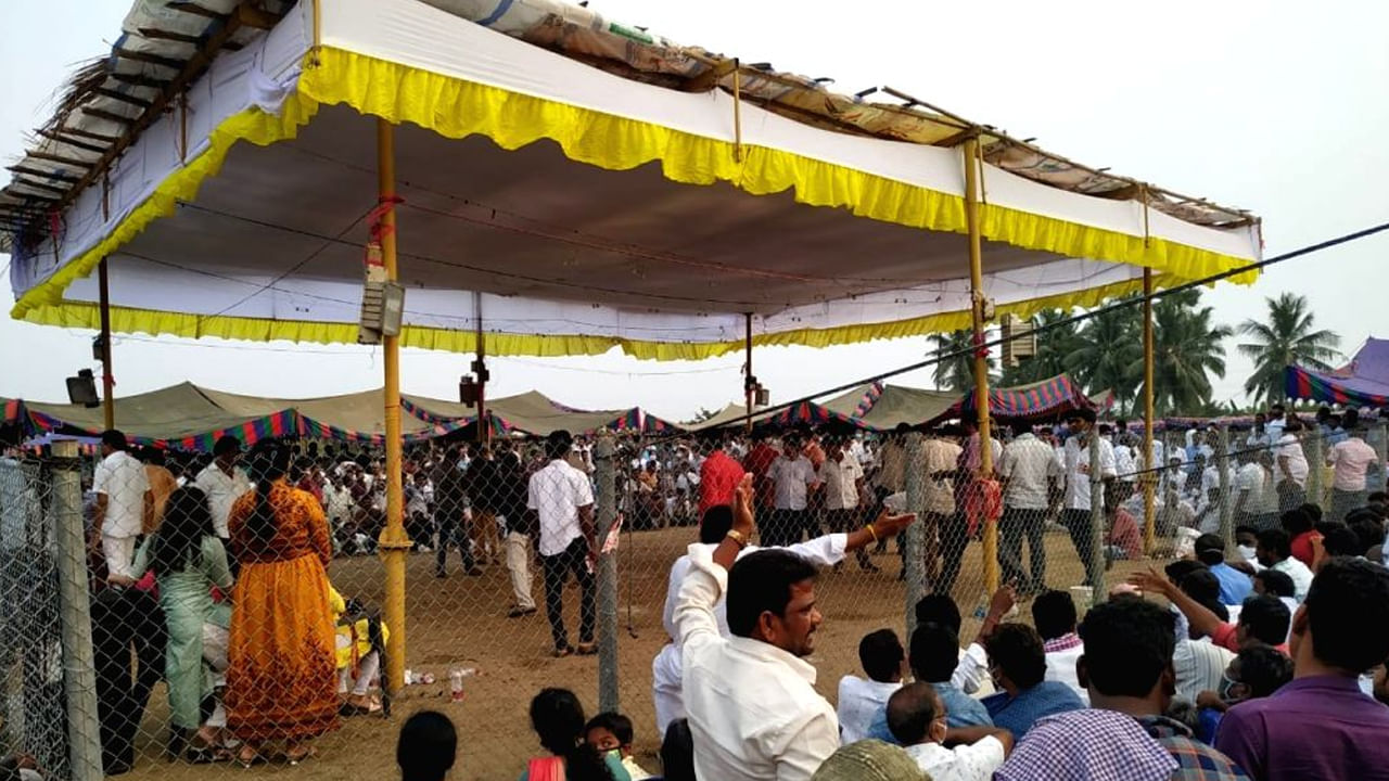 Sankranthi Events: కోడి పందేలకు సిద్దమైన గోదావరి జిల్లాలు.. ఈ ప్రాంతంలోని బరులపై పోలీసులు దాడులు..