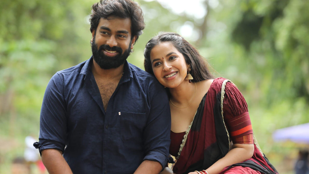 ‘పలాస 1978’ ఫేం రక్షిత్ అట్లూరి కోమలీ హీరో హీరోయిన్లుగా నటిస్తోన్న చిత్రం ‘శశివదనే’. గౌరీ నాయుడు సమర్పణలో ఏజీ ఫిల్మ్ కంపెనీ, ఎస్.వి.ఎస్.స్టూడియోస్ బ్యానర్స్పై అహితేజ బెల్లంకొండ, అభిలాష్ రెడ్డి గోడల నిర్మిస్తున్నారు. గోదావరి నేపథ్యంలో లవ్ అండ్ యాక్షన్ డ్రామాగా తెరకెక్కుతోన్న ఈ సినిమాకు సాయి మోహన్ ఉబ్బర దర్శకత్వం వహిస్తున్నారు. చిత్రీకరణను ముగించుకున్న ఈ చిత్రం ప్రస్తుతం పోస్ట్ ప్రొడక్షన్ కార్యక్రమాలను పూర్తి చేసుకుంటోంది.