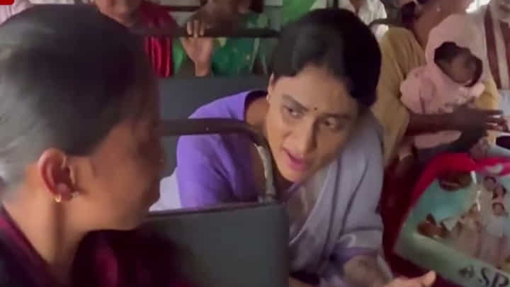 Y. S. Sharmila: జిల్లాల పర్యటనలో షర్మిల.. బస్సులో ప్రయాణికులతో ముచ్చట్లు.. వీడియో వైరల్ Y. S. Sharmila: జిల్లాల పర్యటనలో షర్మిల.. బస్సులో ప్రయాణికులతో ముచ్చట్లు.. వీడియో వైరల్