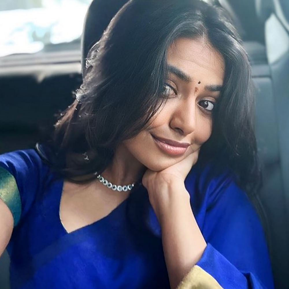 2 స్టేట్స్ అనే సినిమాతో ఇండస్ట్రీకి పరిచయం అయ్యింది  సీనియర్ హీరో రాజశేఖర్ కూతురు శివాని రాజశేఖర్. తొలి సినిమాతోనే ఆకట్టుకుంది ఈ భామ. 