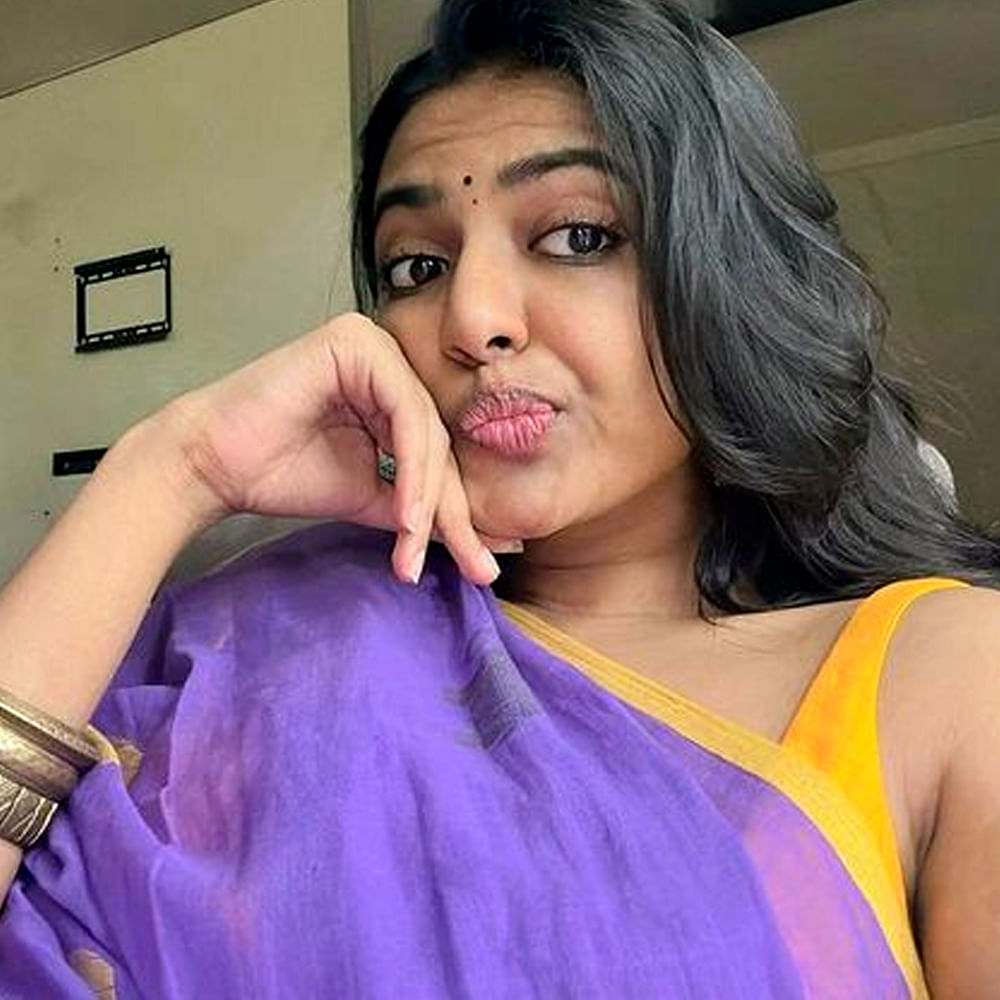 శివాని రాజశేఖర్ సోషల్ మీడియాలో చాలా యాక్టివ్ గా ఉంటుంది. తాజాగా ఈ ముద్దుగుమ్మ క్యూట్ ఫోటోలు సోషల్ మీడియాలో చక్కర్లు కొడుతున్నాయి.