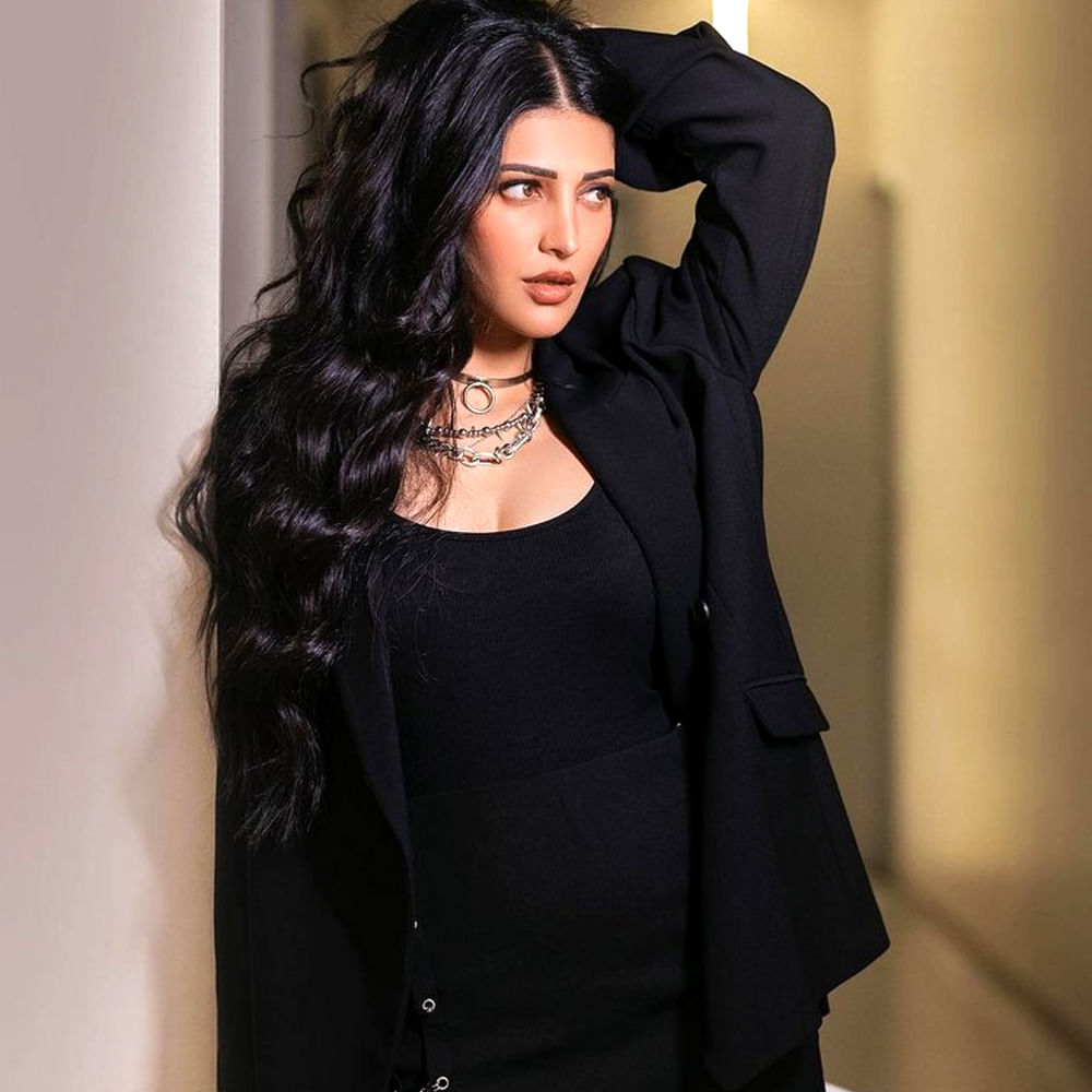 ఇక ఈ ముద్దుగుమ్మ సోషల్ మీడియాలో చాలా యాక్టివ్ గా ఉంటుంది. తన బాయ్ ఫ్రెండ్ తో ఉన్న ఫోటోలను పంచుకుంటూ అభిమానులను అలరిస్తుంది ఈ వయ్యారి భామ.