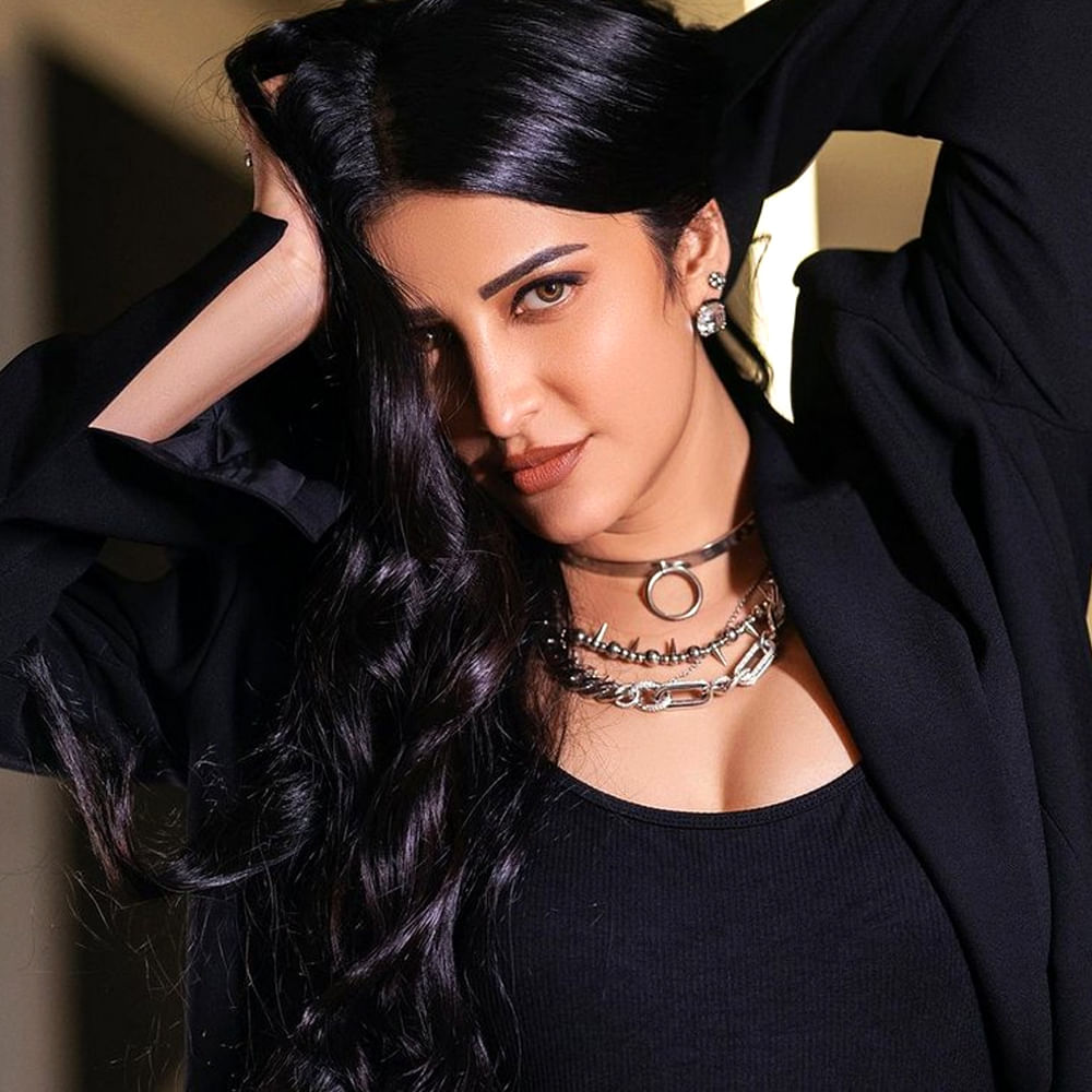 తాజాగా కొన్ని ఫోటోలను సోషల్ మీడియాలో పంచుకుంది శ్రుతిహాసన్. బ్లాక్ కలర్ డ్రస్ లో మైండ్ బ్లాక్ చేస్తుంది ఈ భామ.