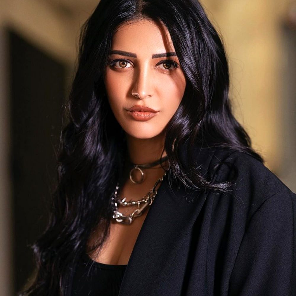 తెలుగుతో పాటు తమిళ్ భాషలోనూ సినిమాలు చేస్తూ ప్రేక్షకులను మెప్పిస్తుంది శ్రుతిహాసన్. ఇటీవలే సలార్ సినిమాతో హిట్ అందుకుంది.