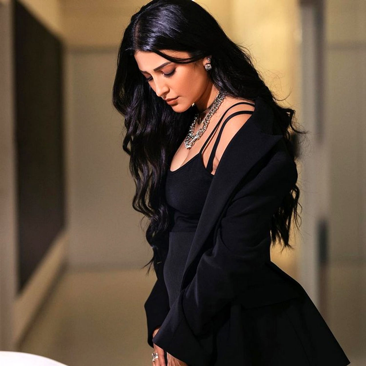 లోకనాయకుడు కూతురు శ్రుతిహాసన్ తండ్రికి తగ్గ తనయి అనిపించుకుంటుంది. ఈ మల్టీటాలెంటెడ్ ముద్దుగుమ్మ స్టార్ హీరోయిన్ గా రాణిస్తుంది.