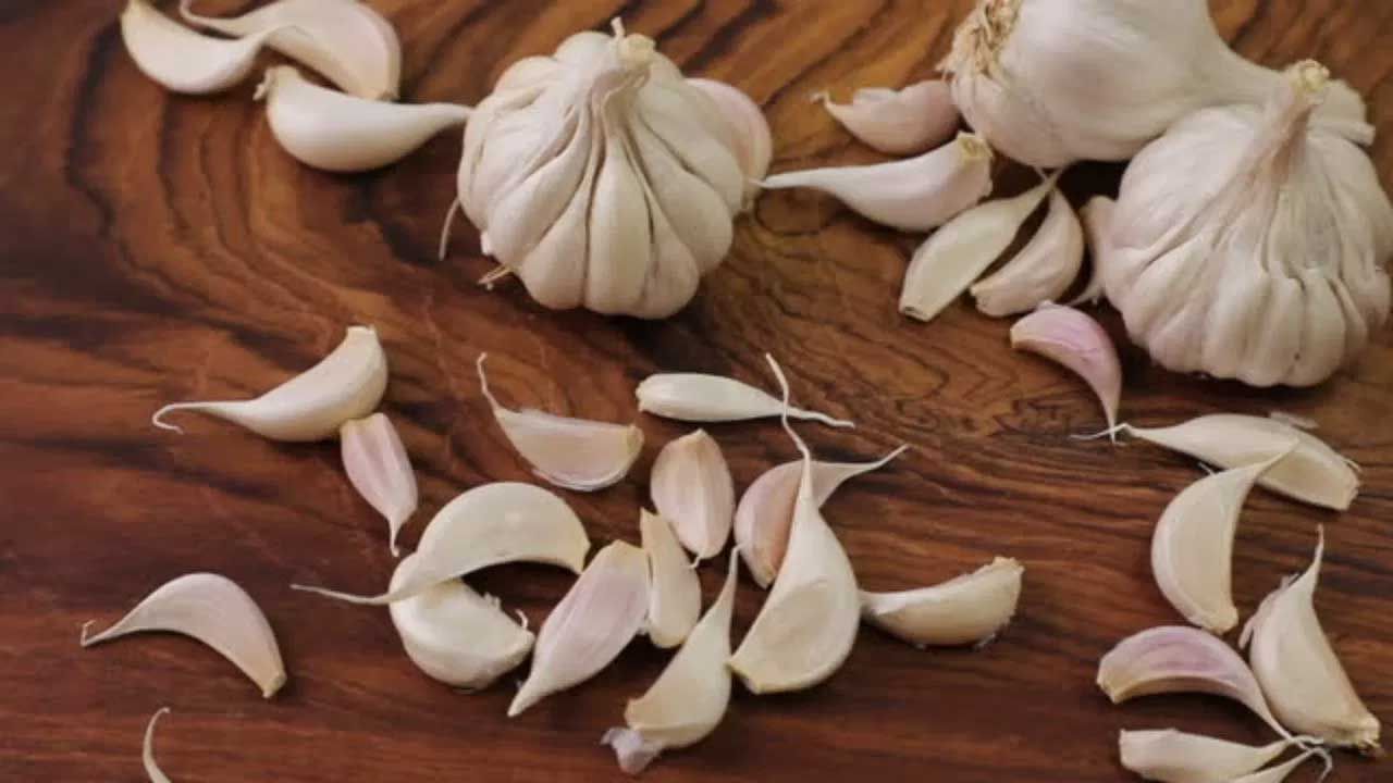 మీరు సైనస్తో బాధపడుతున్నట్లయితే, రోజువారీ ఆహారంలో ఒక వెల్లుల్లి రెబ్బను చేర్చుకోవాలి. సైనస్, మ్యూకస్ వ్యాధులు, జలుబు నుంచి దూరంగా ఉంచడానికి వెల్లుల్లి సహాయపడుతుంది. తడి లేదా అధిక పొడి వాతావరణం సైనస్లకు హానికరం. ఈ పరిస్థితిని నివారించడానికి, తగినంత వెలుతురు, గాలి ఉన్న ప్రదేశంలో ఉండటం బెటర్. అలాగే ప్రతిరోజూ రెండు చెంచాల తేనె తినాలి. తేనె శరీరంలో మంటను తగ్గించడంలో సహాయపడుతుంది.