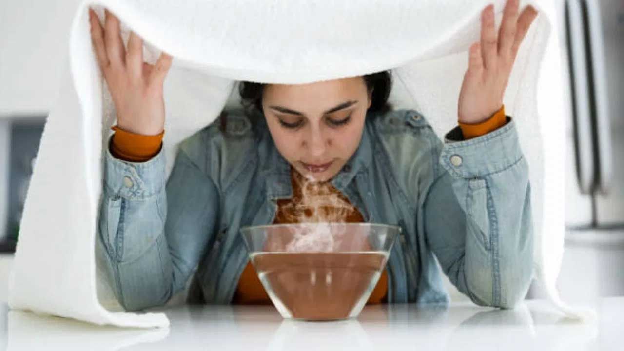 జలుబు చేస్తే వేడి నీటిని ఆవిరి పట్టండి. వేడి నీటి ఆవిరి శ్లేష్మం తొలగించడానికి సహాయపడుతుంది. ఇది ముక్కు, తల భారం వంటి లక్షణాలను సులభంగా నివారిస్తుంది. చలికాలంలో గోరువెచ్చని నీళ్లతో స్నానం చేయాలి.