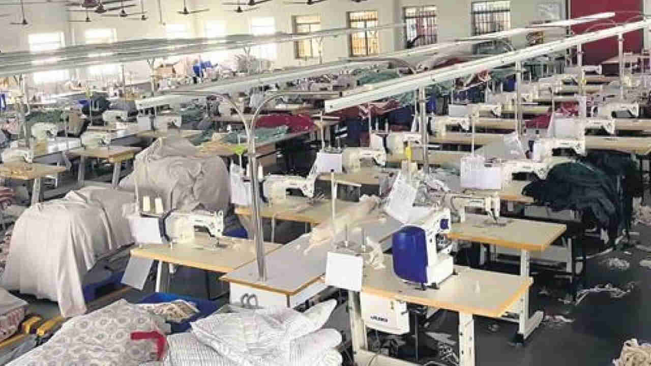 Textile Industry: సిరిసిల్లలోని పాలిస్టర్ వస్త్ర పరిశ్రమ బంద్.. అసలు కారణం ఏంటంటే..