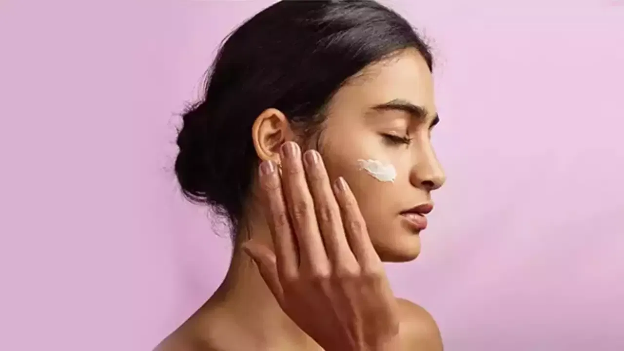 అందంగా కనిపించాలని ఎవరికైనా ఉంటుంది. అందంగా కనిపించేందుకు ఎన్నో రకాల ప్రయత్నాలు కూడా చేసే ఉంటారు. ఇంకొంత మంది అయితే ముఖంలో గ్లో కోసం వేల రూపాయలను ఖర్చు చేస్తూ ఉంటారు. కానీ మనకు ఎప్పుడూ ఇంట్లోనే ఉండే కొన్ని రకాల వస్తువులతో ముఖాన్ని ఎంతో అందంగా మార్చుకోవచ్చు.