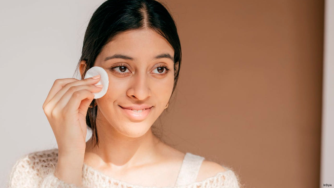 పాలు, పెరుగు, నిమ్మ కాయలు అందరి ఇంట్లో కూడా విరివిగా లభ్యమవుతాయి. ఇవి శరీరానికి అవసరమైనో పోషకాలను కలిగి ఉన్న సంపూర్ణ ఆహారంగా చెప్పొచ్చు. వీటితో చాలా రకాల ప్రయోజనాలు కలిగి ఉన్నాయి. పచ్చి పాలను ముఖానికి రాసుకుంటే మాయిశ్చరైజర్‌గా పని చేస్తుంది. అంతే కాకుండా స్కిన్ సాఫ్ట్‌గా తయారై, మృత కణాలు తొలగిపోతాయి. 
