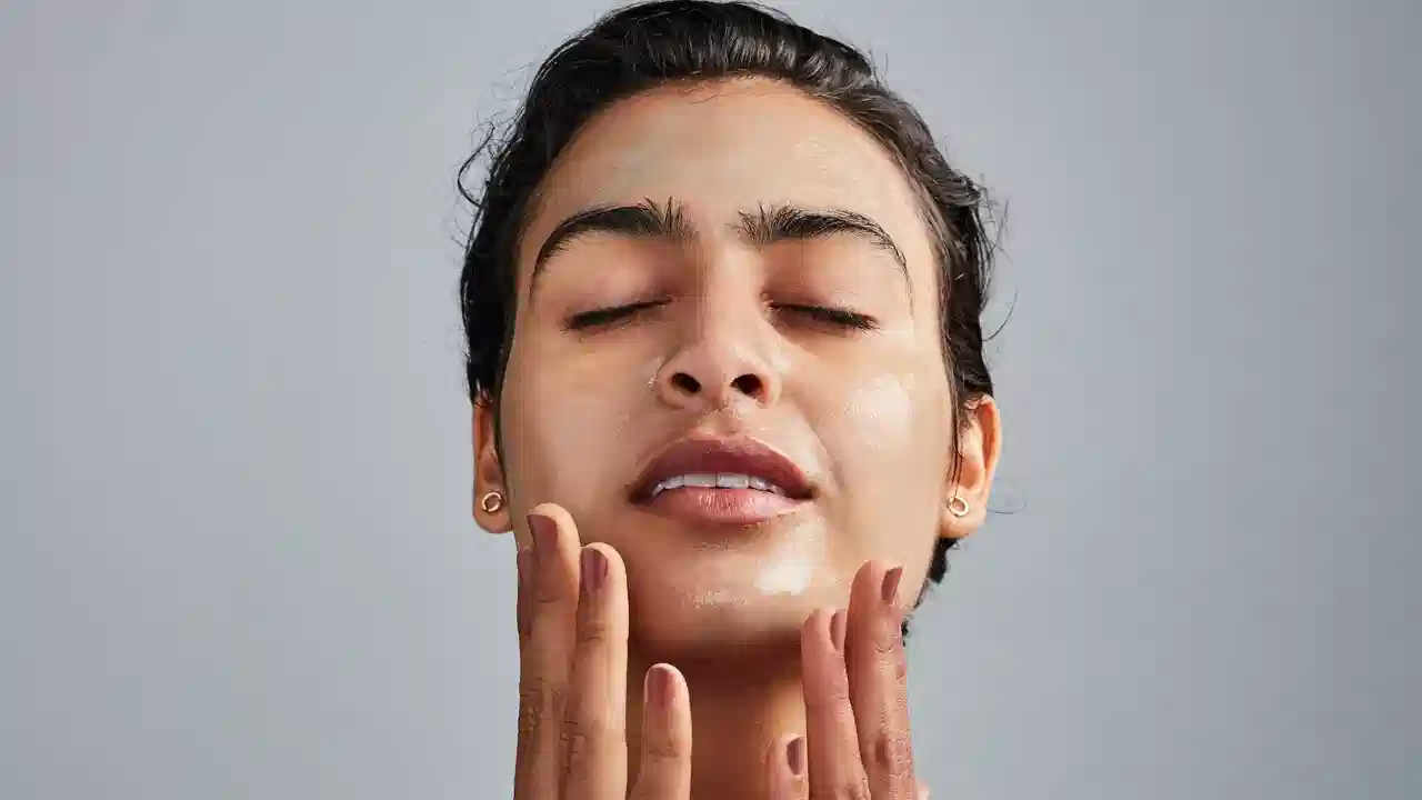 Dry Skin Tips: మీ స్కిన్ పొడిగా, డల్గా మారిందా? ఈ కారణాల వల్లే..