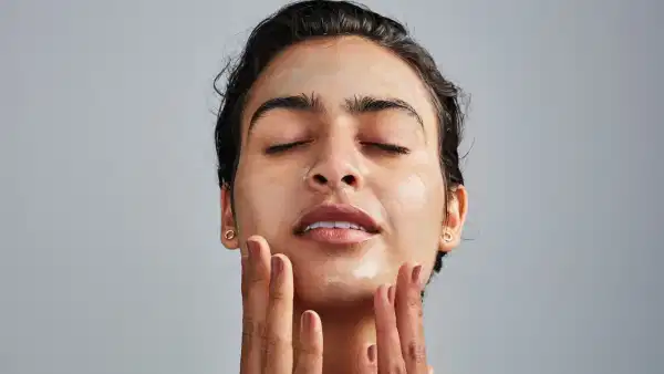 Dry Skin Tips: మీ స్కిన్ పొడిగా, డల్గా మారిందా? ఈ కారణాల వల్లే..