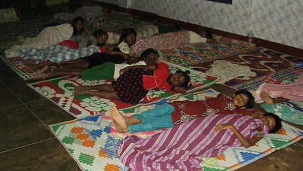 Sleeping on Floor: నేలపై పడుకుంటే వచ్చే లాభాలు తెలిస్తే ఇకపై బెడ్ ఎక్కరు