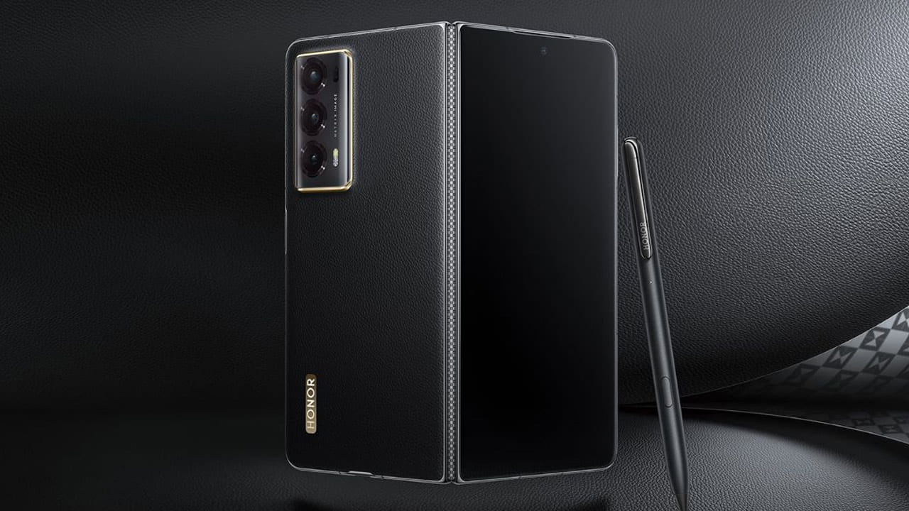 ఫోన్‌ను తెరచినప్పుడు 7.92 ఇంచెస్‌తో కూడిన ఎల్‌టీపీఓ ఓఎల్‌ఈడీ ప్యానెల్‌ను అందించారు. 120Hz రిఫ్రెష్ రేట్, 1,600 నిట్స్ పీక్ బ్రైట్‌నెస్‌ ఈ స్క్రీన్ ప్రత్యేకతగా చెప్పొచ్చు. 