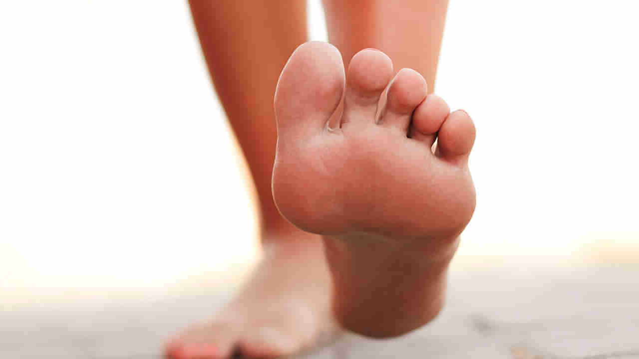 Health: పాదాల నుంచి ఈ రకమైన వాసన వస్తుందా.? వెంటనే అలర్ట్‌ అవ్వండి..