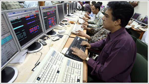 Stock Market: కుప్పకూలిన స్టాక్ మార్కెట్ సూచీలు.. భారీ పతనానికి ప్రధాన కారణాలు ఏమంటే..?