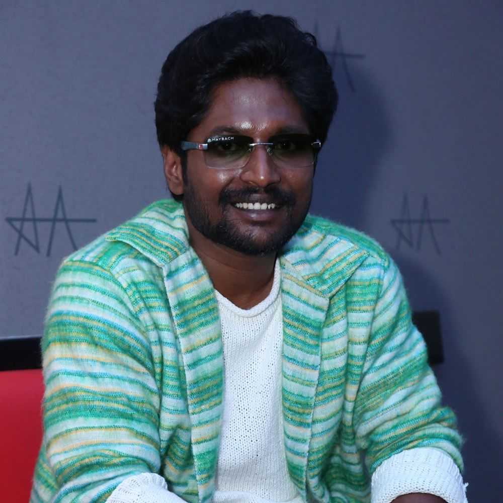 కొందర్ని చూసినపుడు ఇతడేం హీరో.. ఈయన్ని చూడ్డానికి కూడా డబ్బులు పెట్టుకుని వస్తారా అనే కామెంట్స్ వినిపిస్తుంటాయి. కానీ ఏ పుట్టలో ఏ పాము ఉందో ఎవరికి ఎరుక అన్నట్లు.. ఎవరిలో ఎంత టాలెంట్ ఉందో ఎవరికి తెలుసు..? ఇండస్ట్రీలో ఓ నటుడిని చూస్తుంటే ఇదే అనిపిస్తుంది.