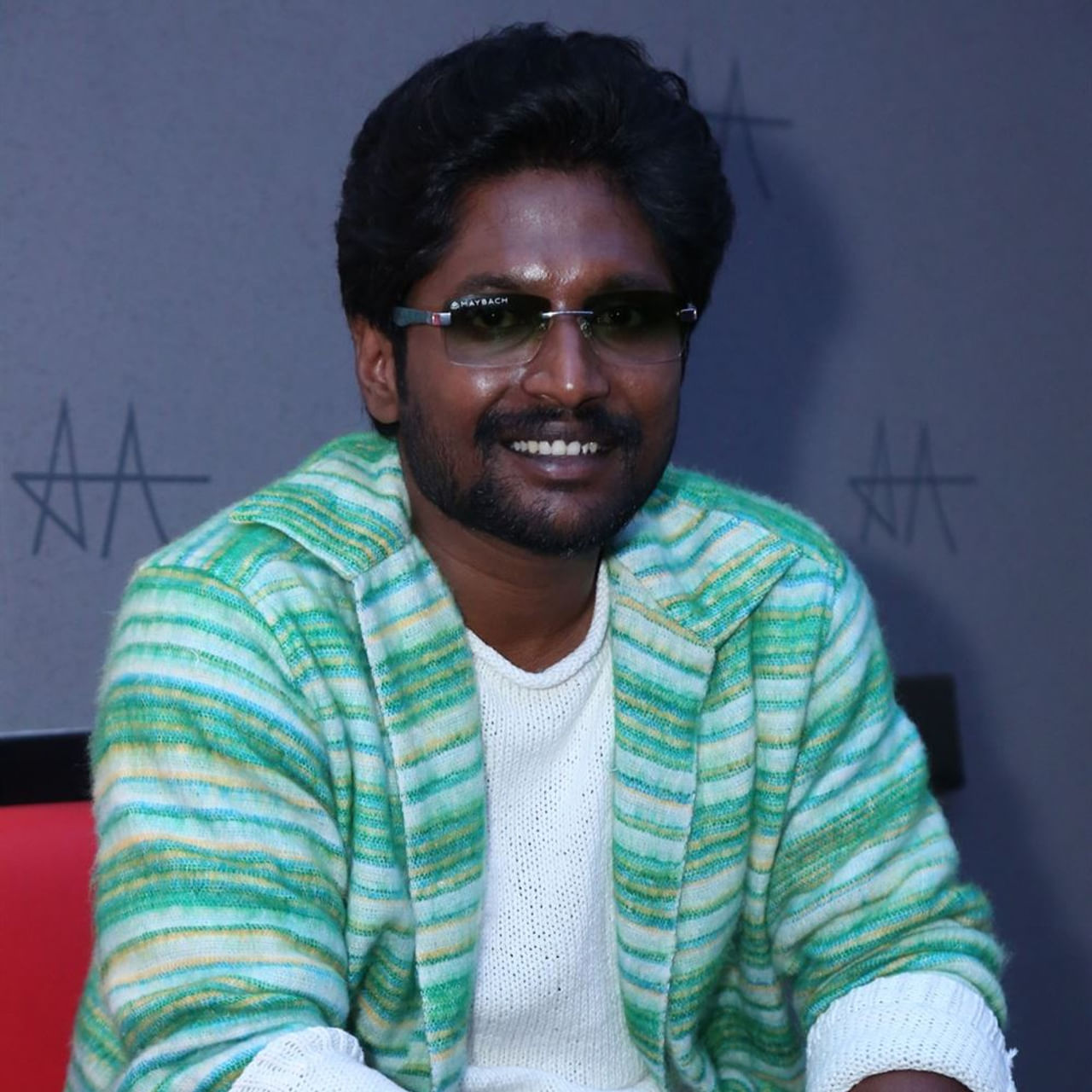 కొందర్ని చూసినపుడు ఇతడేం హీరో.. ఈయన్ని చూడ్డానికి కూడా డబ్బులు పెట్టుకుని వస్తారా అనే కామెంట్స్ వినిపిస్తుంటాయి. కానీ ఏ పుట్టలో ఏ పాము ఉందో ఎవరికి ఎరుక అన్నట్లు.. ఎవరిలో ఎంత టాలెంట్ ఉందో ఎవరికి తెలుసు..? ఇండస్ట్రీలో ఓ నటుడిని చూస్తుంటే ఇదే అనిపిస్తుంది.