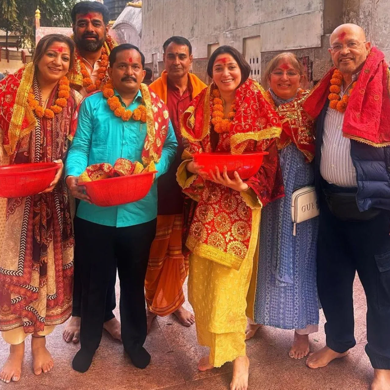 tamannaah-bhatia-with-family-members-in-famous-temple
