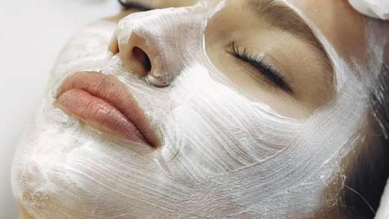 అలాగే శనగ పిండి, తేనెను కూడా ఉపయోగించవచ్చు. టాన్‌ను తొలగించడంలో శనగ పిండి చాలా మేలు చేస్తుంది. ఒక గిన్నెలో శనగపిండి తీసుకుని, దానికి తేనె కలపుకోవాలి. అందులో కొద్దిగా నీళ్లు పోసి, పేస్టులా కలుపుకోవాలి. తర్వాత దీన్ని ముఖానికి పట్టించి 20 నిమిషాల పాటు అలాగే ఉంచి కడిగేయాలి. 