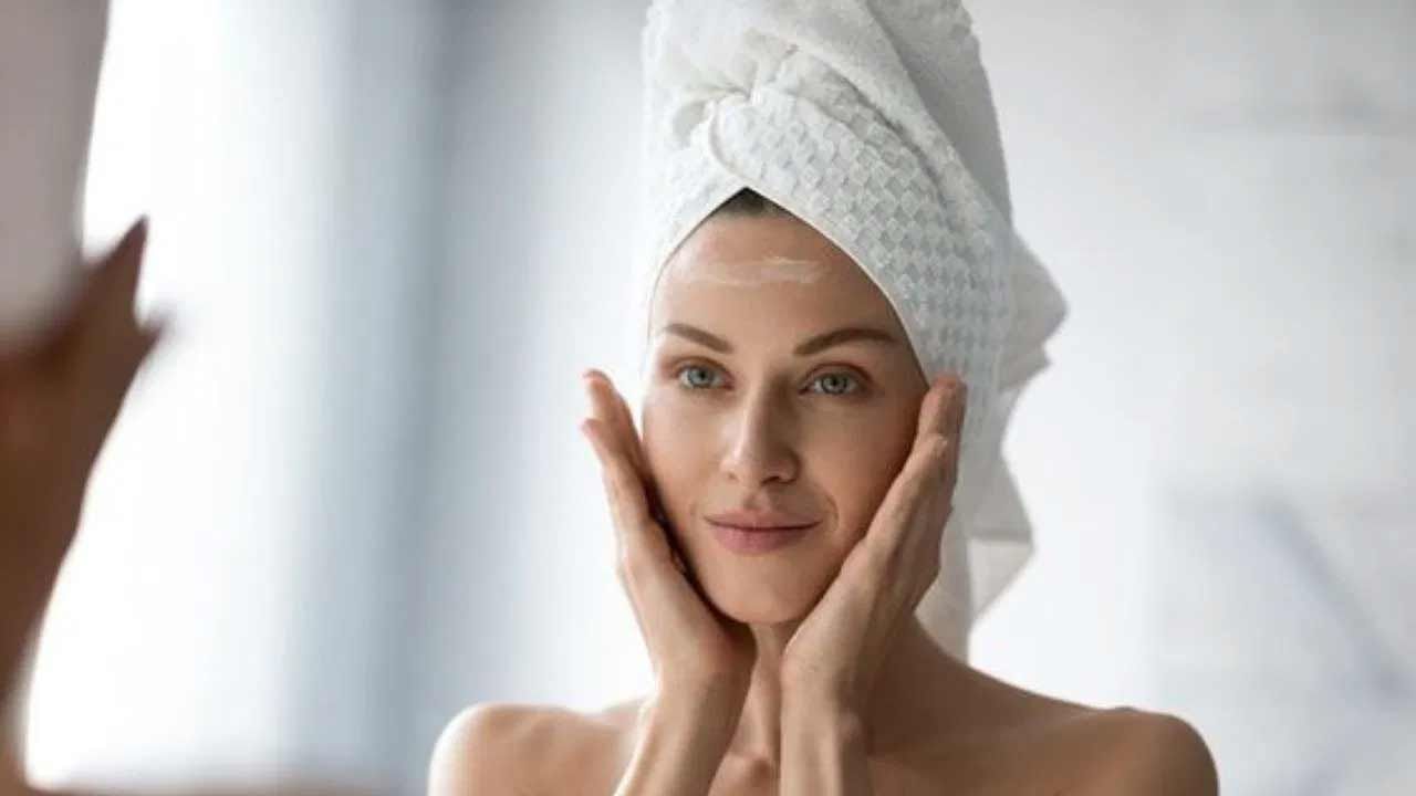 ముఖంపై టాన్ వదిలించుకోవడానికి టొమాటోని కూడా ఉపయోగించవచ్చు ఎందుకంటే టొమాటో టాన్ తొలగించుకోవడానికి ప్రభావవంతంగా సహాయపడుతుంది. 