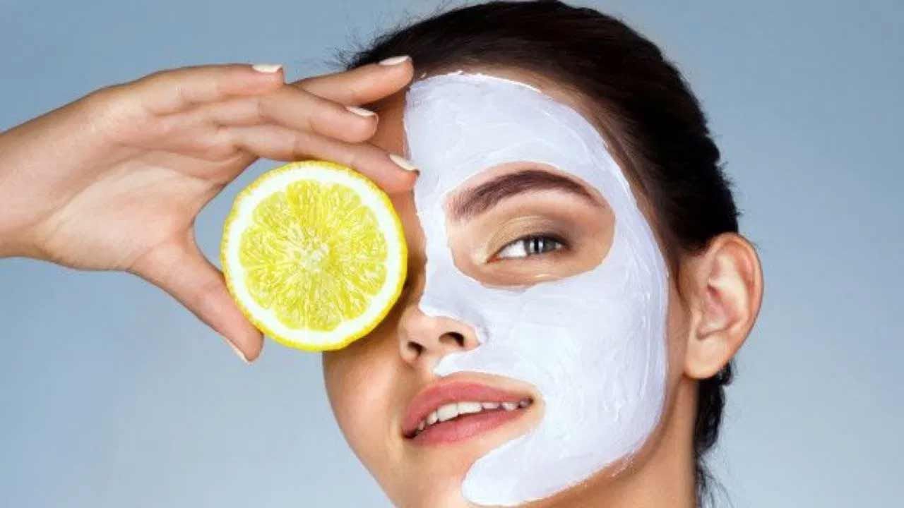 టమోటా ముక్క తీసుకుని, ముఖంపై రుద్దుకోవాలి. ఆ తర్వాత 20 నిమిషాలు అలాగే ఉంచి కడిగేసుకోవాలి. ఇది స్నానం చేయడానికి ముందు ఉపయోగించాలి. ఇలా వారంలో రెండు రోజులు పాటిస్తే చాలు.. ఫలితం మీరే చూస్తారు.