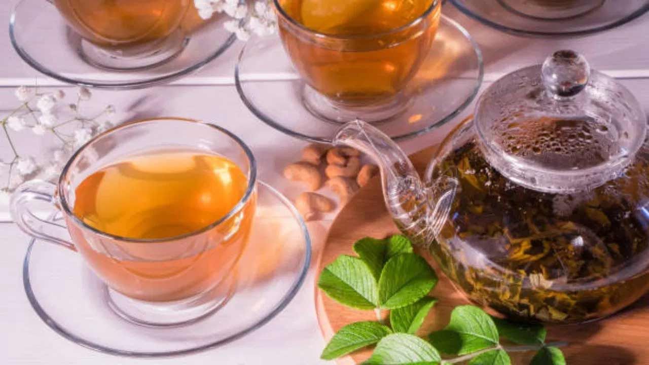 చలికాలం వచ్చిందంటే  జలుబు, దగ్గు వంటి ఎన్నో ఆరోగ్య సమస్యలు చుట్టుముడతాయి. అందుకే ఈ సమయంలో చాలా జాగ్రత్తగా ఉండాలి. అలాగే శ్వాస సమస్యలు కూడా పొంచి ఉంటాయి. చలికాలంలో ఉష్ణోగ్రతలు హెచ్చుతగ్గులకు లోనవుతూ ఉంటుంది. 