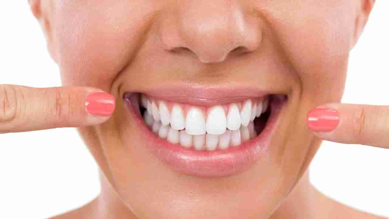 Teeth Whitening Tips: తెల్లటి మెరిసే.. ముత్యాలాంటి దంతాల కోసం.. వంటింటి చిట్కాలు..