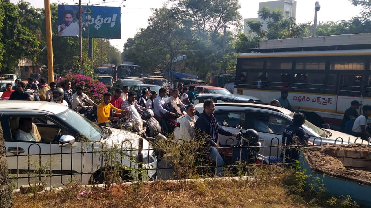 Tirupati: తిరుపతిలో సినిమా షూటింగ్ ట్రాఫిక్ ఇక్కట్లు ఆగ్రహం వ్యక్తం