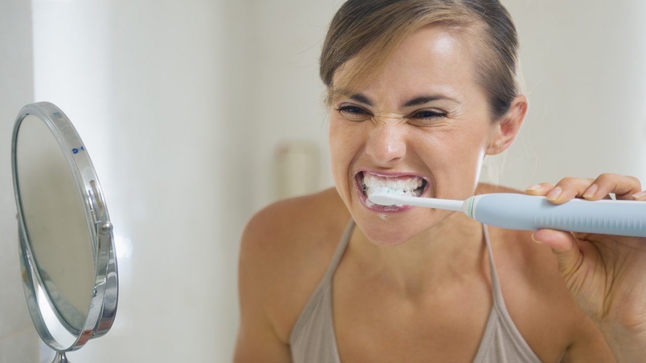 ఆరోగ్య నిపుణుల అధ్యయనం ప్రకారం ప్రతి మూడు నెలలకు ఒకసారి టూత్ బ్రష్‌ని ఖచ్చితంగా మార్చాలని చెబుతున్నారు. అసలు టూత్ బ్రష్‌‌ని ఎందుకు మార్చాలి? మార్చకపోతే ఎలాంటి సమస్యలు ఎదురవుతాయో ఇప్పుడు తెలుసుకుందాం.
