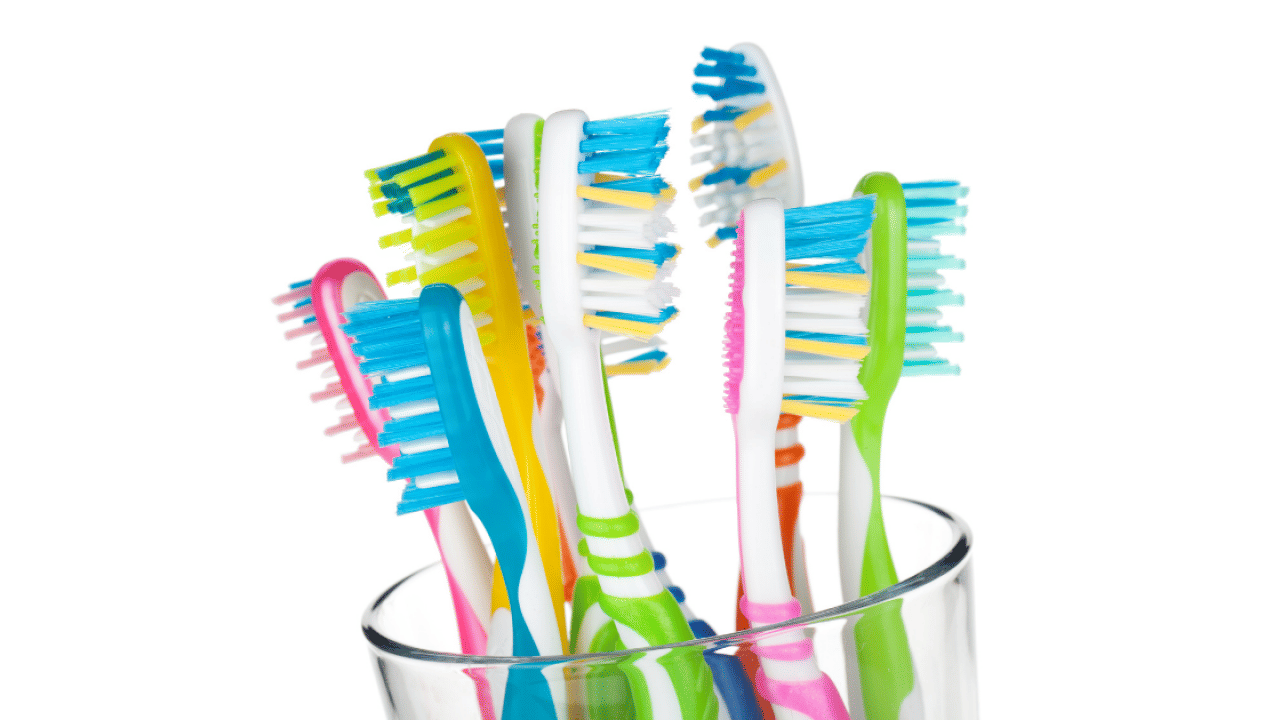 అలాగే ఇంట్లో ఎవరికైనా అనారోగ్య సమస్యలు వచ్చినప్పుడు కూడా టూత్ బ్రష్‌లను మార్చాలి. ఎందుకంటే ఇంట్లో అందరూ కలిసి ఒకేచోట బ్రష్‌లను పెడుతూ ఉంటారు. దీని వల్ల బ్యాక్టీరియా వ్యాప్తి చెంది.. పళ్లకు ఇన్ ఫెక్షన్ సోకే ప్రమాదం ఉంది.
