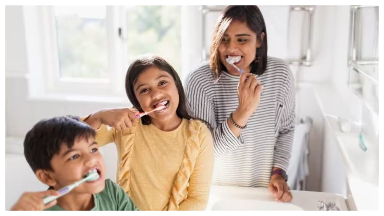 ఎలక్ట్రిక్ టూత్ బ్రష్‌ను అయితే ప్రతి 12 వారాలకు మార్చాలని వైద్యులు సూచిస్తున్నారు. బ్రష్ హెడ్ మార్చితే సరిపోతుంది. అలాగే ఉదయం, రాత్రి పడుకునే ముందు ఖచ్చితంగా బ్రష్ చేసుకోవాలి వైద్యులు చెబుతున్నారు. దీని వల్ల పళ్లు ఆరోగ్యంగా ఉంటాయని అంటున్నారు.
