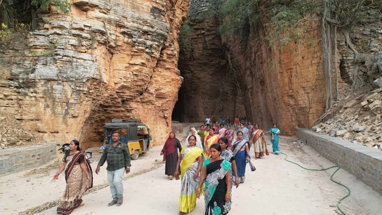 నంద్యాల, జనవరి 28: నంద్యాల జిల్లాలో రెండు వేరువేరు ప్రాంతాలలో అద్భుతమైన గుహలు వెలుగులోకి వచ్చాయి. ఈ గుహలు నేటి నుంచి పర్యాటకులకు అందుబాటులోకి రానున్నాయి. రంగు రంగుల లైట్లతో పర్యాటకులను కనువిందు చేయనున్నాయి.