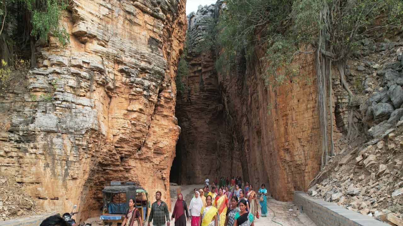 వాల్మీకి మహర్షి రామాయణాన్ని ఈ గుహలోనే రాశారని, గుహలలో ఉన్న శివలింగాలు ఎంతో ప్రాముఖ్యతతో కూడుకున్నాయని చెప్తుంటారు. అలాంటి గుహలు నేటి నుంచి పర్యాటకులకు అందుబాటులోకి రానున్నాయి. ఇక నేటి నుంచి ఈ రెండు గుహలలో సందడే సందడి.