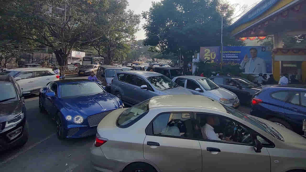 Hyderabad: హైదరాబాదీలకు బిగ్ అలర్ట్.. నగరంలో ఎక్కడికక్కడ ట్రాఫిక్ జామ్స్.. ఈ రూట్లలో నరకమే..