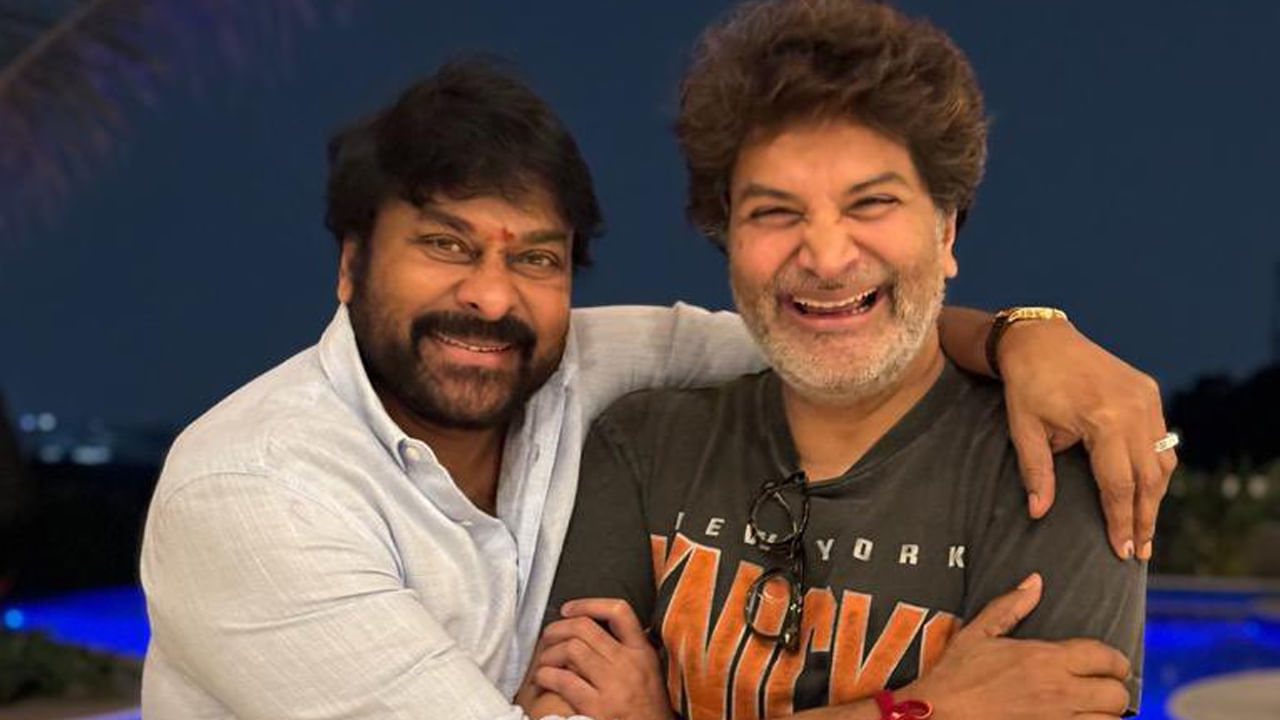 చిరంజీవి, త్రివిక్రమ్ కాంబినేషన్లో సినిమా రాబోతుందా..? ఐదేళ్లుగా చెప్తూనే ఉన్నారు.. స్వయంగా చిరంజీవే చెప్పినా ఈ ప్రాజెక్ట్ పట్టాలెక్కలేదు.. ఇంకేంటి వచ్చేది అన్నీ గాలికబుర్లే అనుకుంటున్నారు కదా..? కానీ ఈ గాలి ఇప్పుడు నిజమయ్యేలా కనిపిస్తుంది. చిరుతో సినిమాకు గురూజీకి ఇంతకంటే మంచి టైమ్ మరోటి లేదు. మరి ఈ ప్రాజెక్ట్ వర్కవుట్ అవుతుందా..? ఇదే ఇవాల్టి ఎక్స్క్లూజివ్ స్టోరీ..