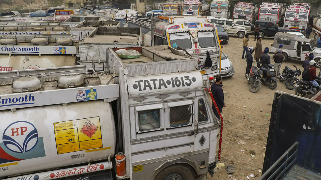 Truck Strike: సమ్మెపై ట్రక్కు డ్రైవర్లు కీలక నిర్ణయం.. కేంద్రం చర్చలతో..