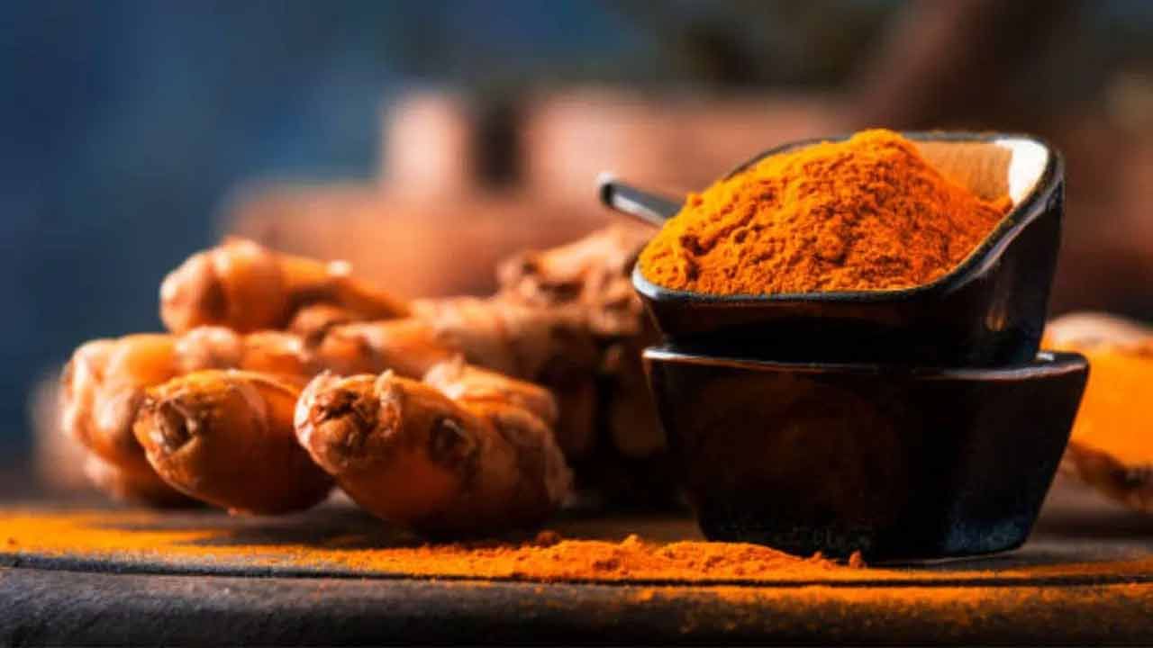 మన దేశంలో ఉత్పత్తి చేసిన పసుపులో 78% ప్రతి యేట ప్రపంచంలోని వివిధ ప్రాంతాలకు ఎగుమతి అవుతుంది. దీనిని ప్రపంచవ్యాప్తంగా పసుపుకు ఎంత డిమాండ్ ఉందో అర్థం చేసుకోవచ్చు. అందుకు ఏకైక కారణం పసుపులోని ఆరోగ్య ప్రయోజనాలు. పసుపును ఆయుర్వేద, చైనీస్ వైద్యంలో సంవత్సరాలుగా ఉపయోగిస్తున్నారు. కాలేయ ఆరోగ్యాన్ని కాపాడుకోవడం నుంచి ఆర్థరైటిస్ను నివారించడం, రోగనిరోధక శక్తిని పెంచడం వరకు పసుపు సహాయపడుతుంది.