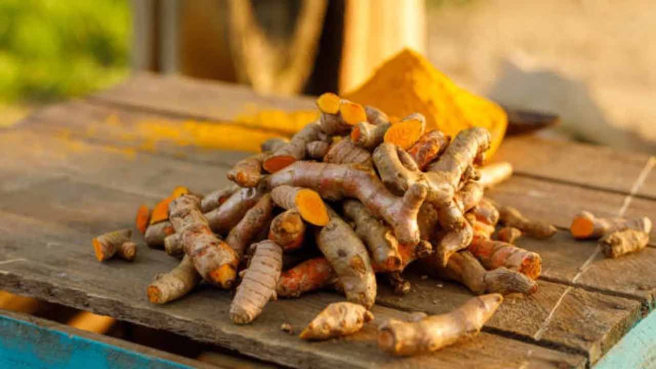 పసుపులో కర్కుమిన్ అనే సమ్మేళనం ఉంటుంది. ఇది చాలా శక్తివంతమైనది. ఇది శరీరంలో యాంటీఆక్సిడెంట్, యాంటీ ఇన్ఫ్లమేటరీ ఏజెంట్గా పనిచేస్తుంది. ఇది కొలెస్ట్రాల్ స్థాయిలను తగ్గించి గుండెను ఆరోగ్యంగా ఉంచుతుంది.