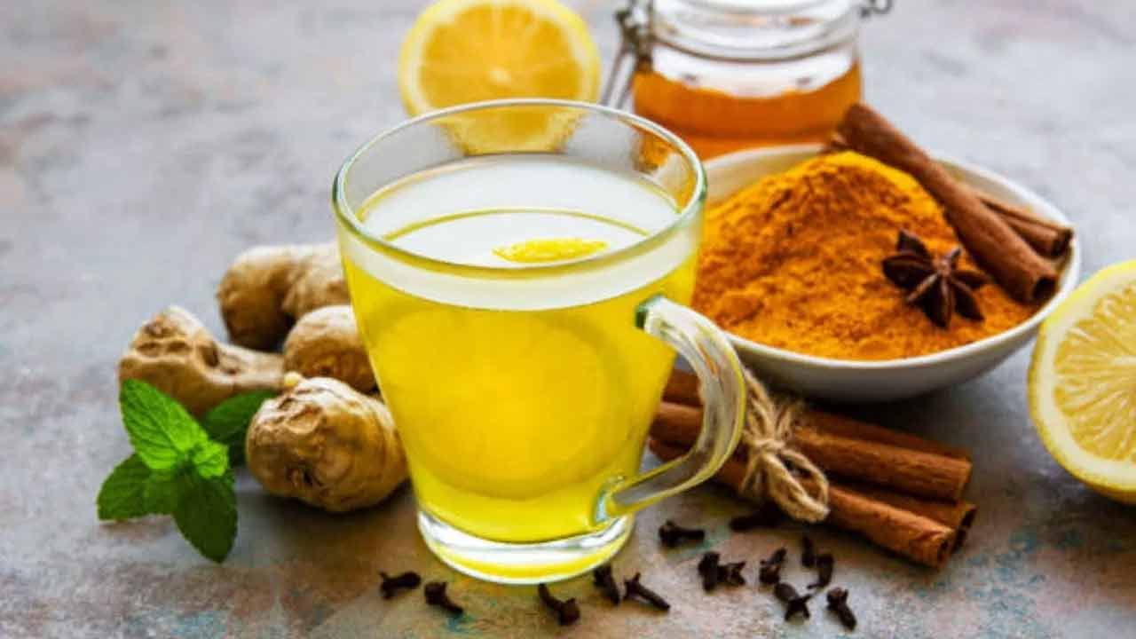 సాధారణంగా, పసుపును వంటల్లో ప్రతిరోజూ ఉపయోగింస్తుంటాం. పసుపు టీ తయారు చేసి తాగవచ్చు. పచ్చి పసుపు, అల్లం వేడి నీటిలో ఉడకబెట్టి టీ తయారు చేసుకోవచ్చు. పచ్చి పసుపుకు బదులుగా పొడి పసుపును కూడా ఉపయోగించవచ్చు. ఇందులో కాస్తింత మిరియాల పొడి కలుపుకుని తాగవచ్చు. ఇది రోగనిరోధక శక్తిని పెంచడంలో సహాయపడుతుంది.