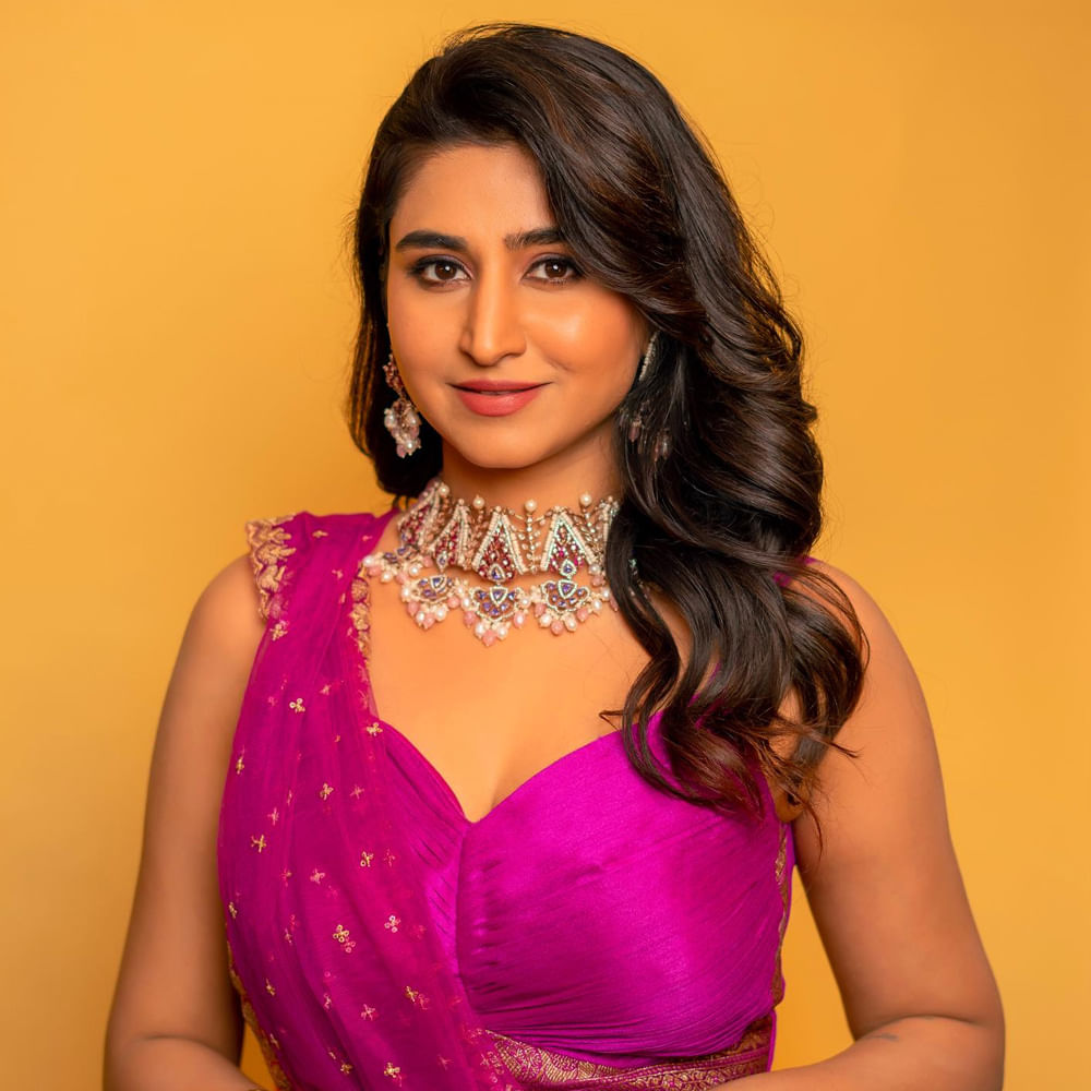 అయితే ఈ బ్యూటీ ఇటీవల టీవీ షోస్‌ని వదిలేసి సినిమాలపై ఫోకస్‌ పెడుతుంది. సినిమాల్లో నటిస్తూ అలరిస్తుంది. ఆ మధ్య `శాకుంతలం` చిత్రంలో నటించిన విషయం తెలిసిందే. మరోవైపు `భాగ్‌ సాలే` మూవీలోనూ మెరిసింది. 