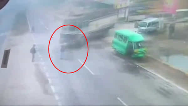 Viral Video: నిండు ప్రాణాన్ని బలి తీసుకున్న పొగమంచు.. షాకింగ్ వీడియో