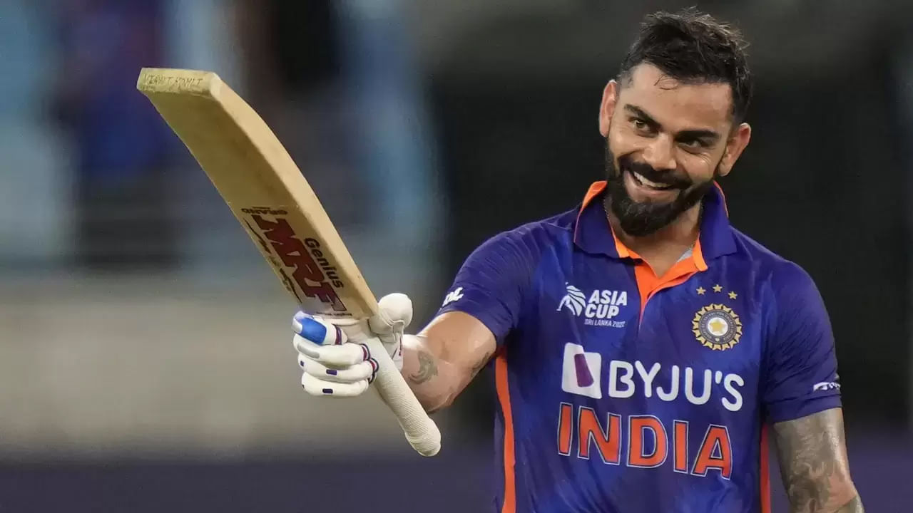 2 - వన్డేల్లో 14000 పరుగులు పూర్తి చేసేందుకు విరాట్ కోహ్లీకి 152 పరుగులు మాత్రమే కావాలి. ఈ 152 పరుగులతో వన్డే క్రికెట్‌లో అత్యంత వేగంగా 14 వేల పరుగులు చేసిన ఆటగాడిగా కోహ్లీ రికార్డు సృష్టించనున్నాడు.