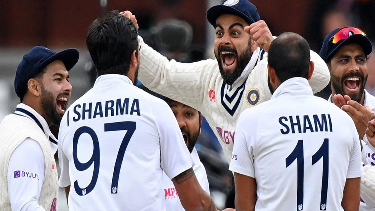 4- ఇంగ్లండ్‌తో జరిగిన టెస్టుల్లో అత్యధిక పరుగులు చేసిన భారత బ్యాట్స్‌మెన్‌గా అవతరించడానికి విరాట్ కోహ్లీకి 544 పరుగులు మాత్రమే అవసరం. ప్రస్తుతం ఈ జాబితాలో సచిన్ టెండూల్కర్ 2535 పరుగులతో అగ్రస్థానంలో ఉన్నారు.