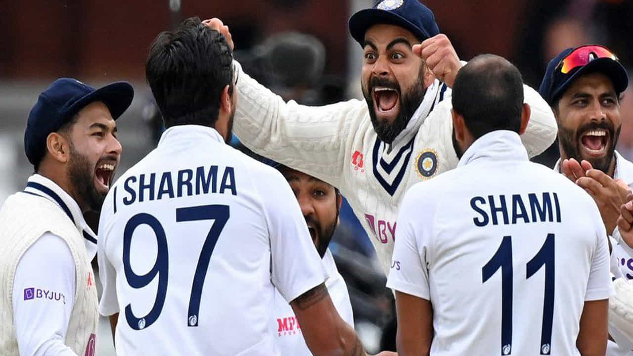 4- ఇంగ్లండ్తో జరిగిన టెస్టుల్లో అత్యధిక పరుగులు చేసిన భారత బ్యాట్స్మెన్గా అవతరించడానికి విరాట్ కోహ్లీకి 544 పరుగులు మాత్రమే అవసరం. ప్రస్తుతం ఈ జాబితాలో సచిన్ టెండూల్కర్ 2535 పరుగులతో అగ్రస్థానంలో ఉన్నారు.