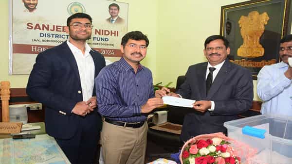 Andhra Pradesh: ఔదార్యం చాటుకున్న విశాఖపట్నం జిల్లా కలెక్టర్.. డిస్ట్రిక్ట్ రిలీఫ్ ఫండ్కు రూ.14,22,368 విరాళాలు