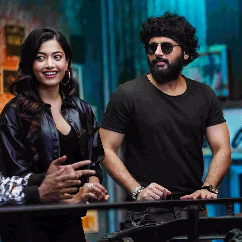 వెంకీతో నితిన్..: వెంకీ కుడుముల, నితిన్ కాంబినేషన్లో భీష్మ తర్వాత మరో సినిమా వస్తుంది. ఈ చిత్ర షూటింగ్ వేగంగా జరుగుతుంది. తాజాగా ఈ చిత్ర ఫస్ట్ లుక్ విడుదలపై క్లారిటీ వచ్చింది. జనవరి 26 ఉదయం 11.07 గంటలకు వెంకీ, నితిన్ సినిమాకు సంబంధించిన లుక్ విడుదల కానుంది. ఇందులో శ్రీలీల హీరోయిన్గా నటిస్తున్నారు.