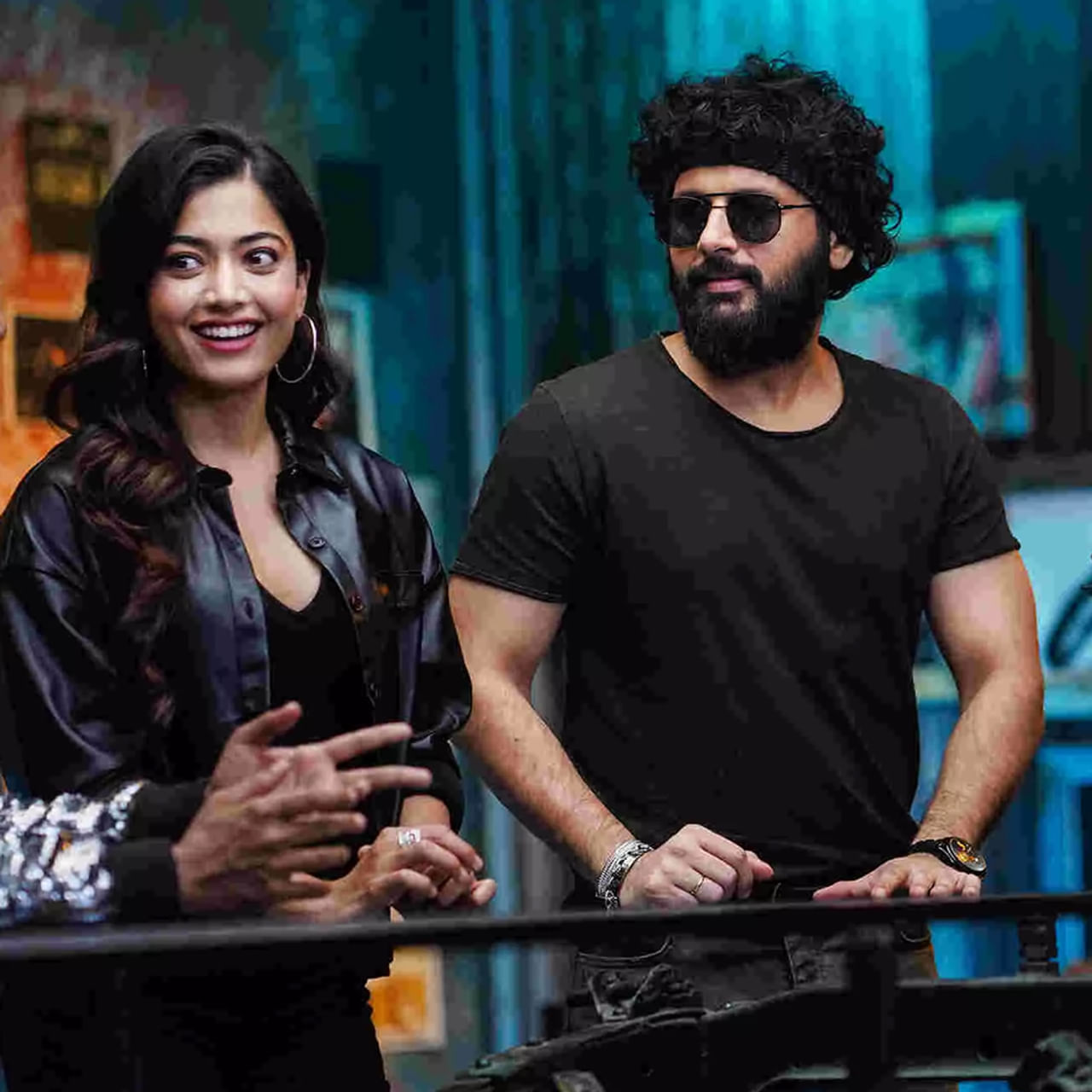 వెంకీతో నితిన్..: వెంకీ కుడుముల, నితిన్ కాంబినేషన్‌లో భీష్మ తర్వాత మరో సినిమా వస్తుంది. ఈ చిత్ర షూటింగ్ వేగంగా జరుగుతుంది. తాజాగా ఈ చిత్ర ఫస్ట్ లుక్ విడుదలపై క్లారిటీ వచ్చింది. జనవరి 26 ఉదయం 11.07 గంటలకు వెంకీ, నితిన్ సినిమాకు సంబంధించిన లుక్ విడుదల కానుంది. ఇందులో శ్రీలీల హీరోయిన్‌గా నటిస్తున్నారు. 