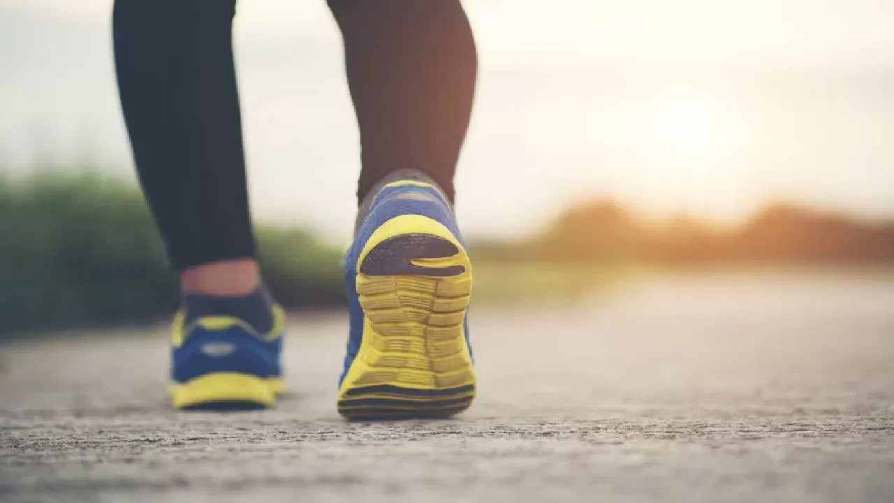 వాకింగ్ చేయడం వల్ల గుండె ఆరోగ్యం మెరుగు పడుతుంది. రెగ్యులర్గా వాకింగ్ చేయడం వల్ల గుండె బలంగా తయారవుతుంది. గుండెపోటు మరియు స్ట్రోక్ వంటి హృదయ సంబంధ వ్యాధుల ప్రమాదాన్ని తగ్గిస్తుంది. ఆరోగ్యకరమైన రక్తపోటు స్థాయిలను నిర్వహించడానికి సహాయపడుతుంది