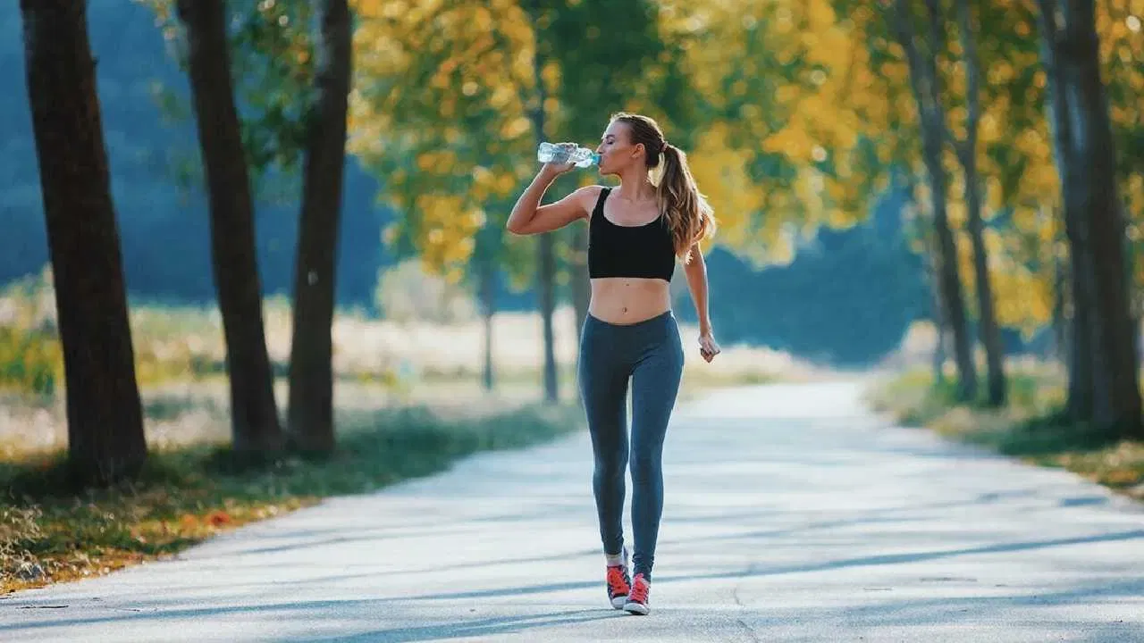 ప్రతి రోజూ ఉదయం వాకింగ్ చేయడం వల్ల ఒత్తిడి, ఆందోళన వంటి సమస్యలు తగ్గుముఖం పడతాయి. అంతే కాకుండా రాత్రి పడుకునేటప్పుడు మంచి నిద్ర కూడా పడుతుంది. ఉదయం వాకింగ్ చేయడం వల్ల రక్తంలో చక్కెర స్థాయిలు కూడా అదుపులో ఉంటాయి.